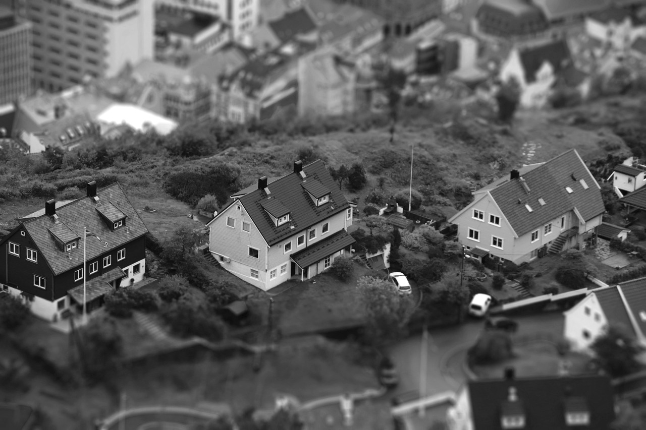 Инвестиционни жилища, намиращи се в предгрдията върху зелени площи.