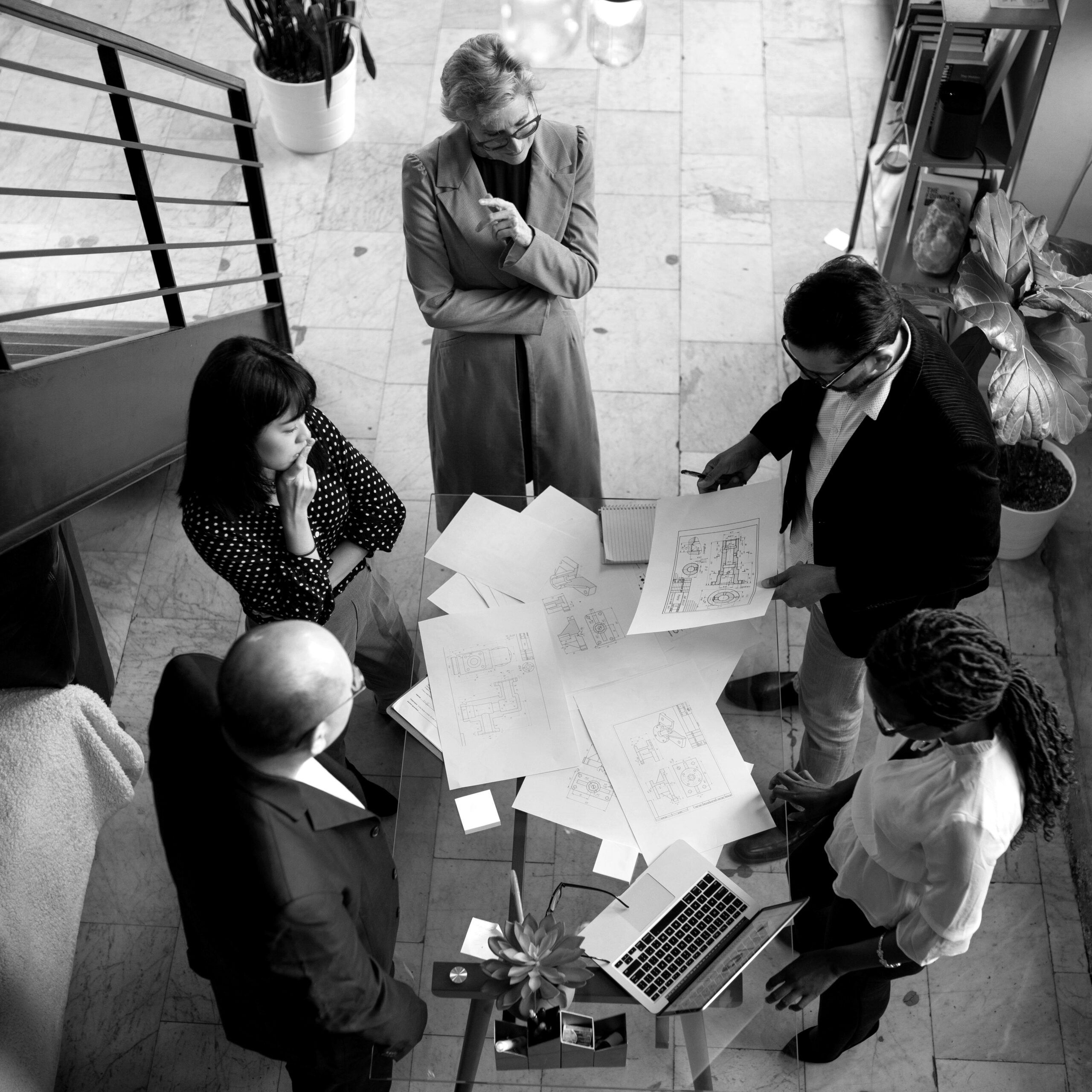 Имотен мениджър: Служител, занимаващ се със стопанисването и отдаването на инвестиционните имоти.