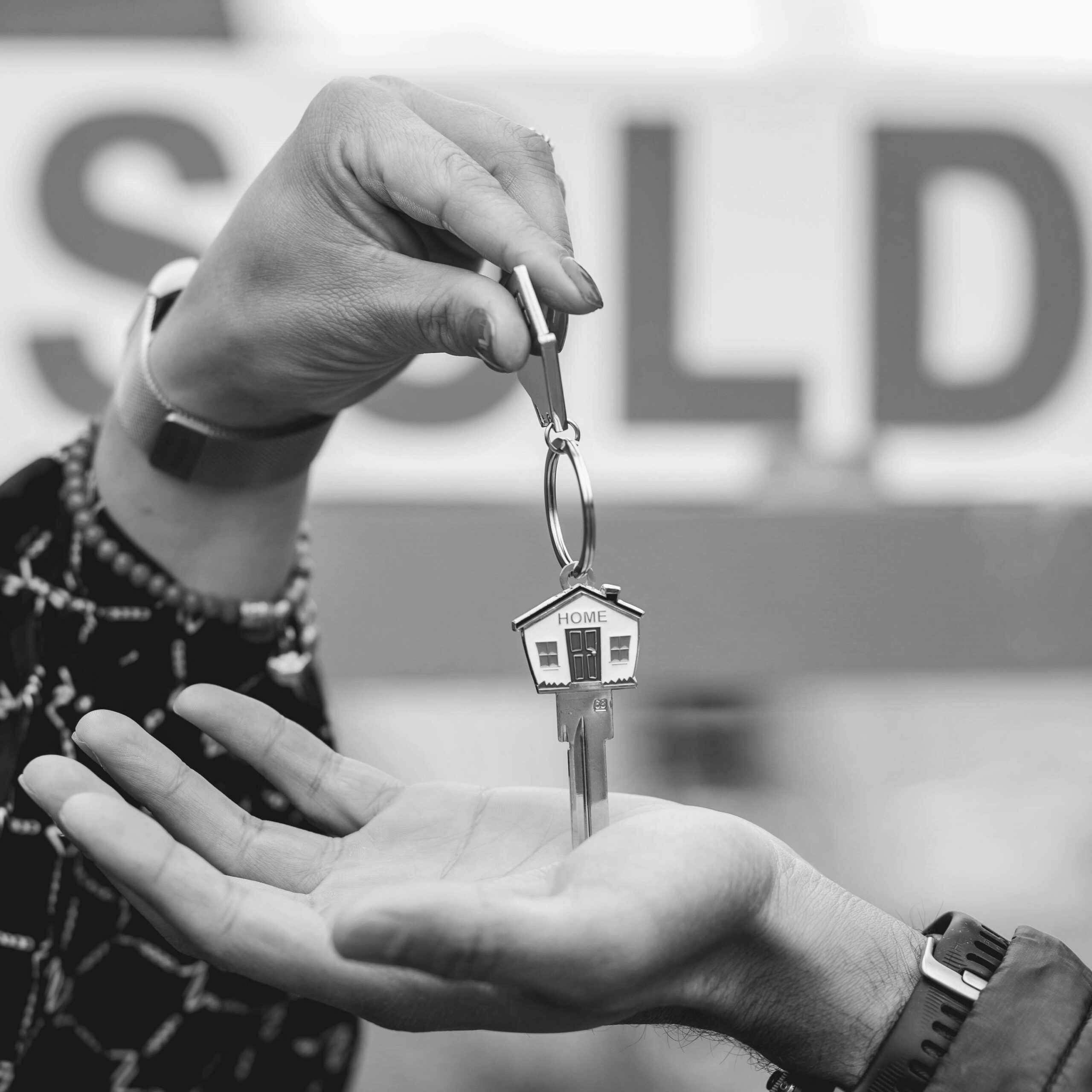 Предаване на ключ след продажбата на инвестиционен имот. Част от блога „Данъци при инвестиционните имоти“ на Oximo.